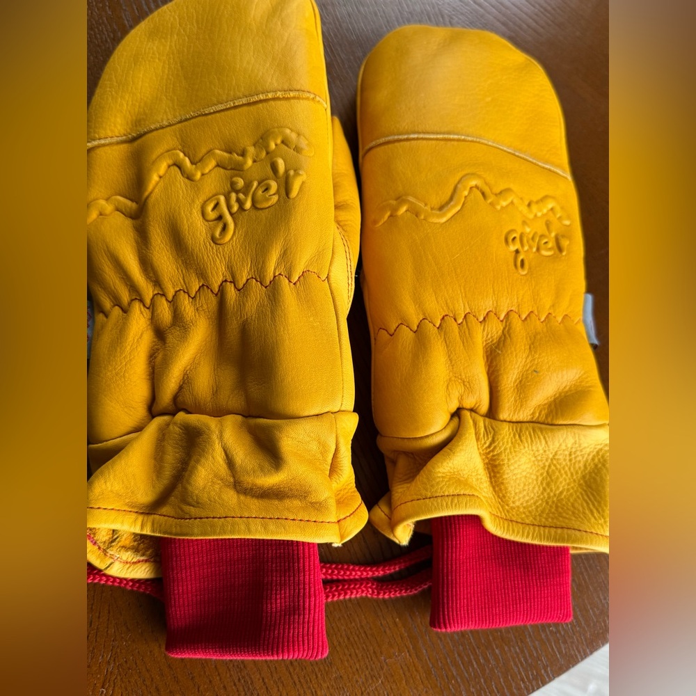 Give’r Yellow Leather ski Mittens with Red Cuffs